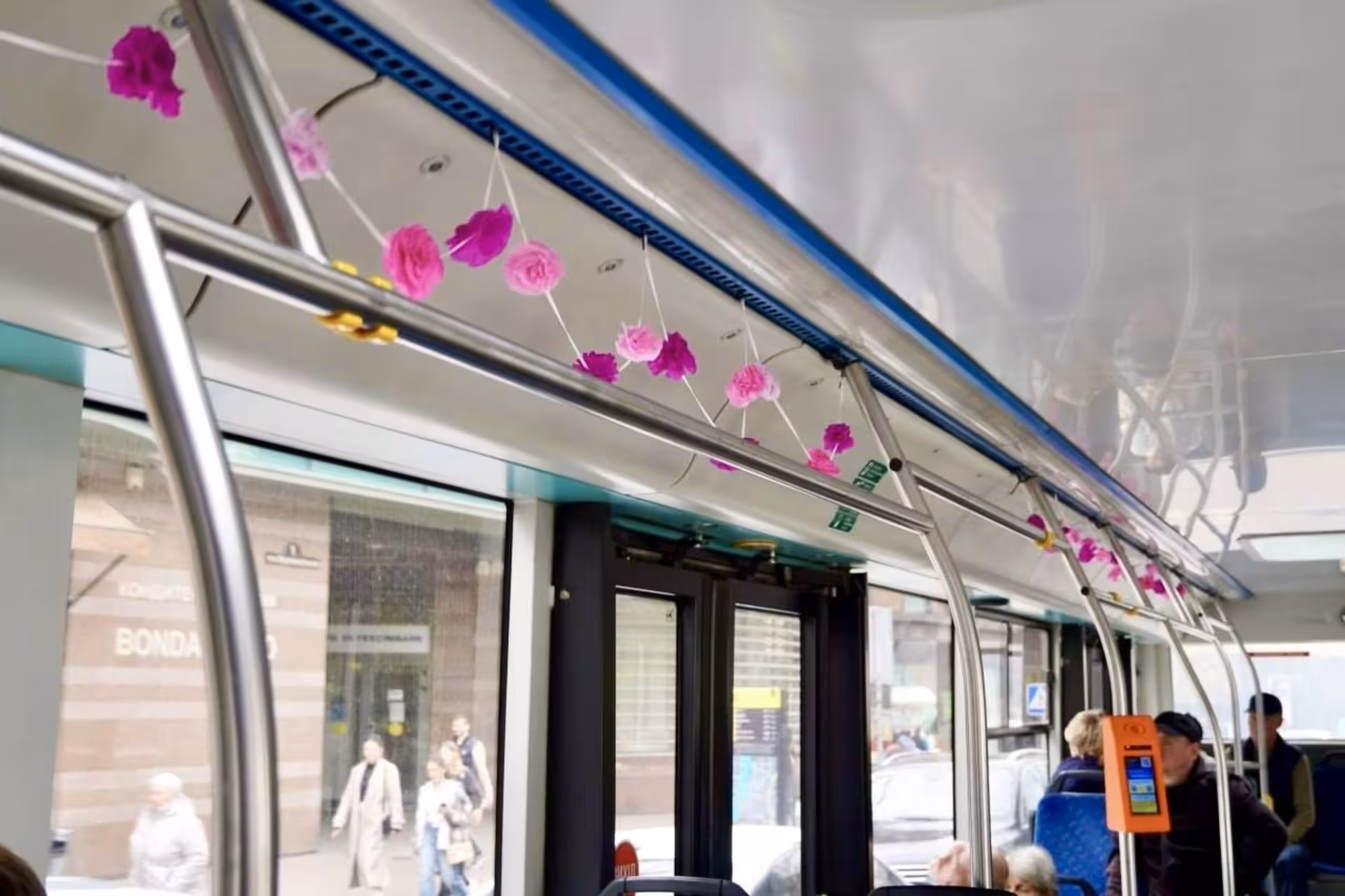 В Ужгороді 22 автобуси прикрасили сакурами до фестивалю (ФОТО)