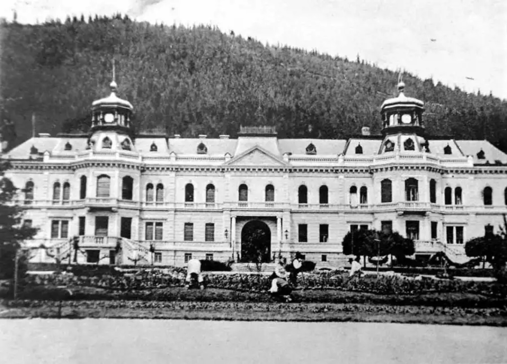 Палац панів Гредлів. Сколе – Демня, 1914 рік, фот. W?drowiec pismo illustrowane po?wi?cone turystyce i sportowi w kraju i zagranic?, 1912