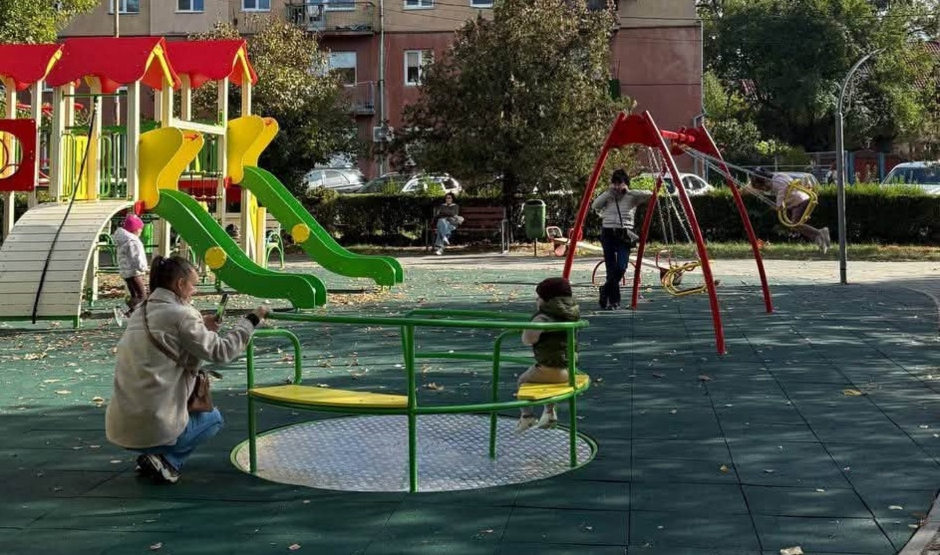 У Мукачеві облаштували інклюзивний дитячий майданчик (ФОТО)