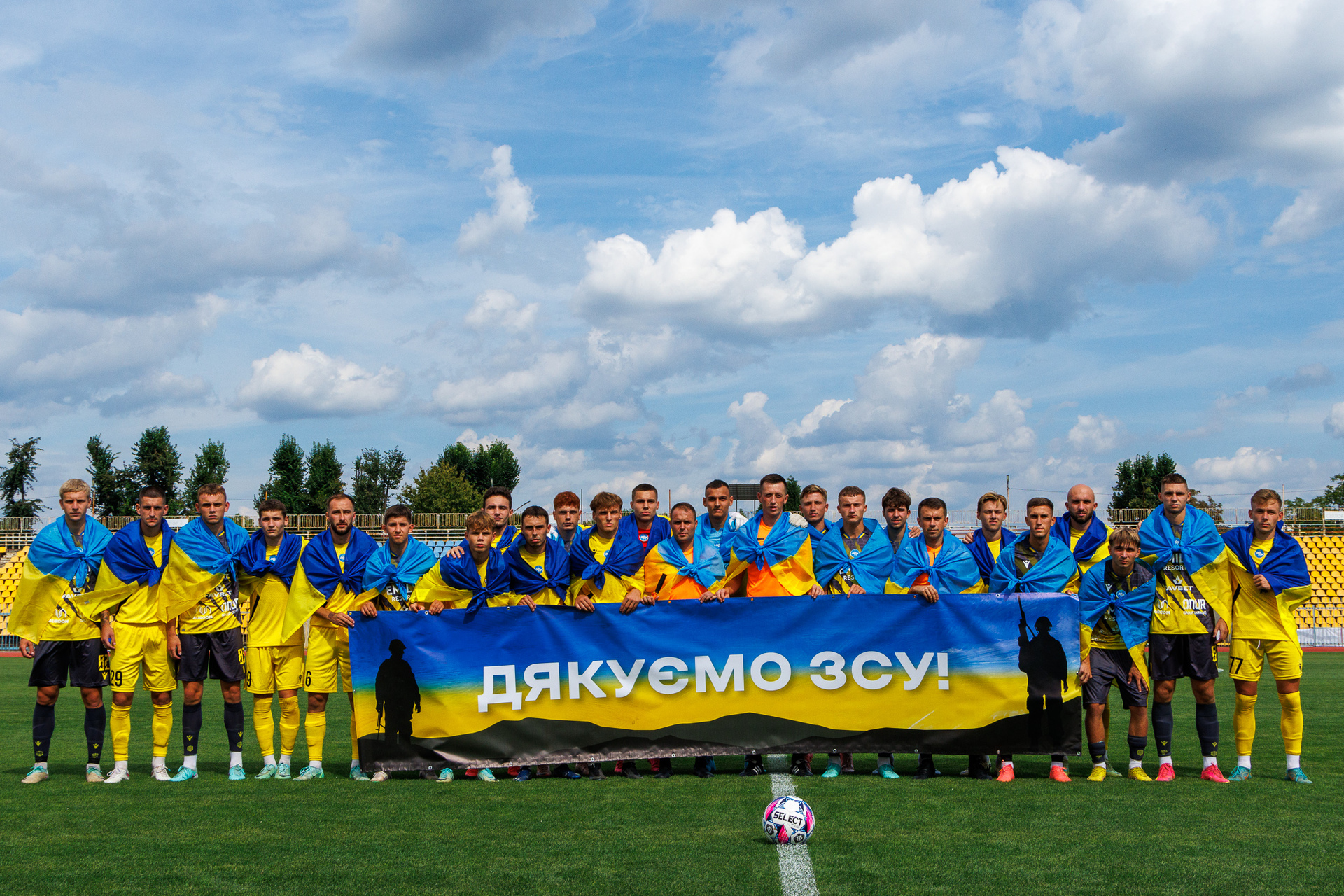 В Ужгороді матч Чемпіонату України з футболу розпочав військовий (ФОТО)