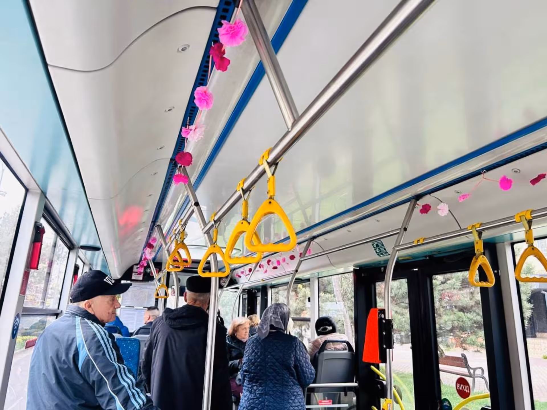 В Ужгороді 22 автобуси прикрасили сакурами до фестивалю (ФОТО)