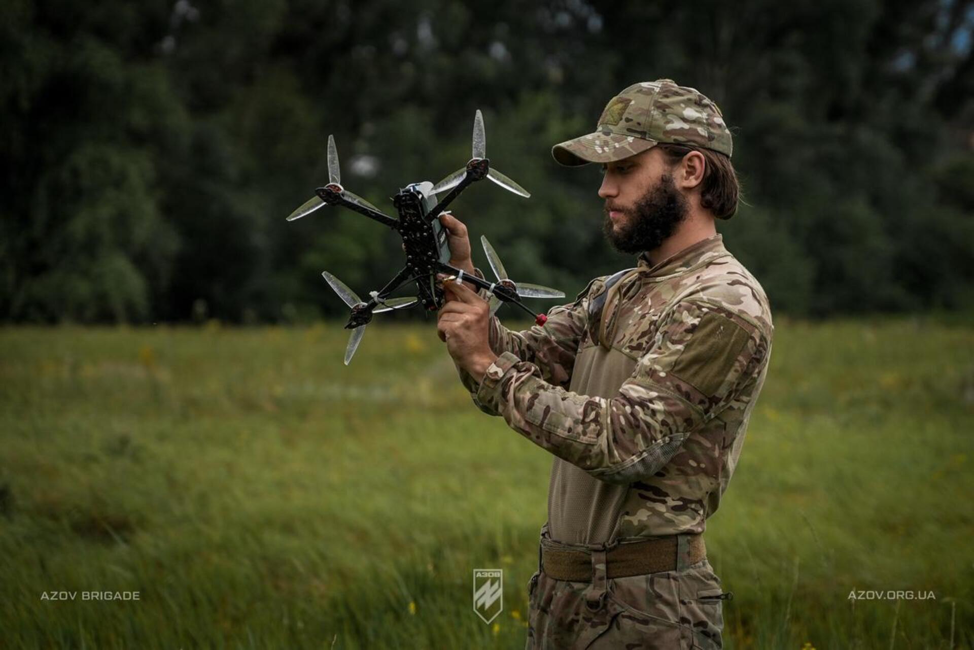 Боєць «Азову» готує до роботи ударний FPV-дрон під час тренування