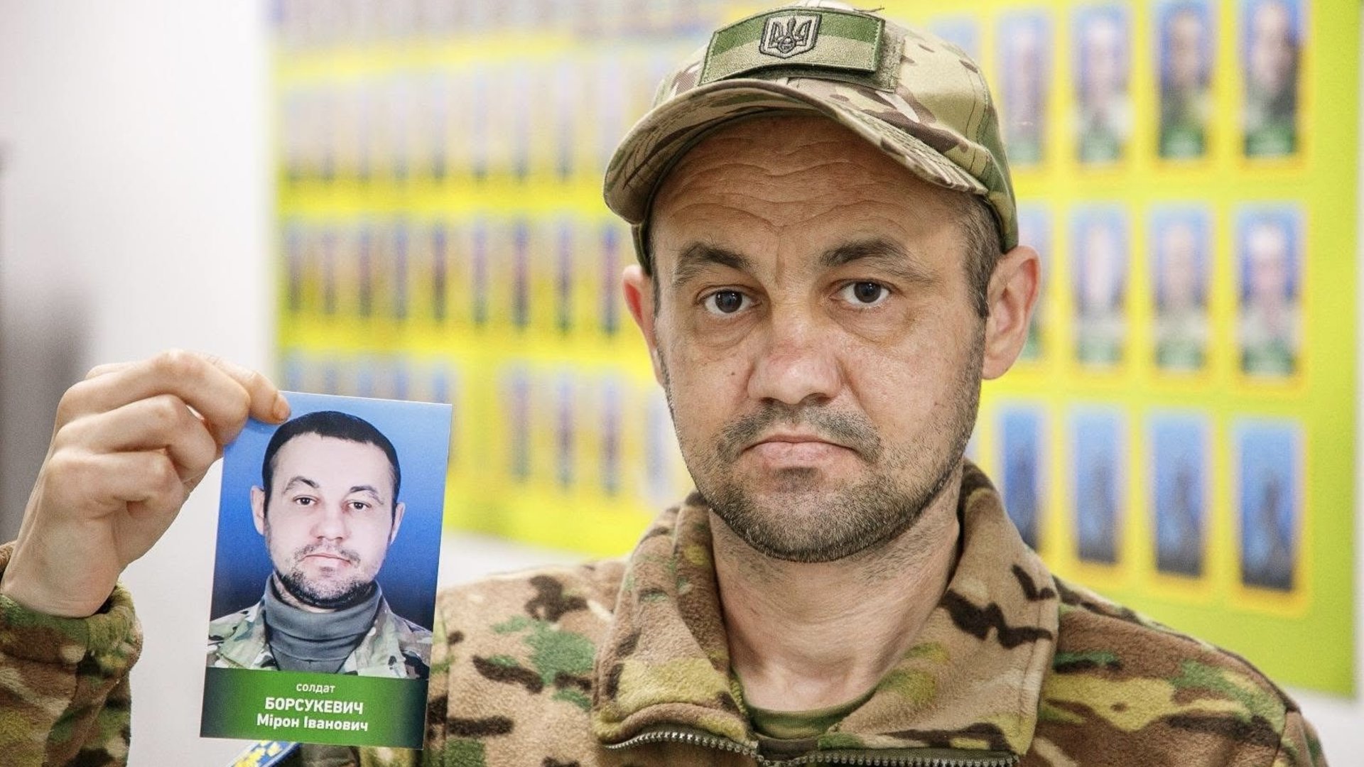 Прикордонник із Чопського загону повернувся з полону та зняв власне фото з меморіальної дошки