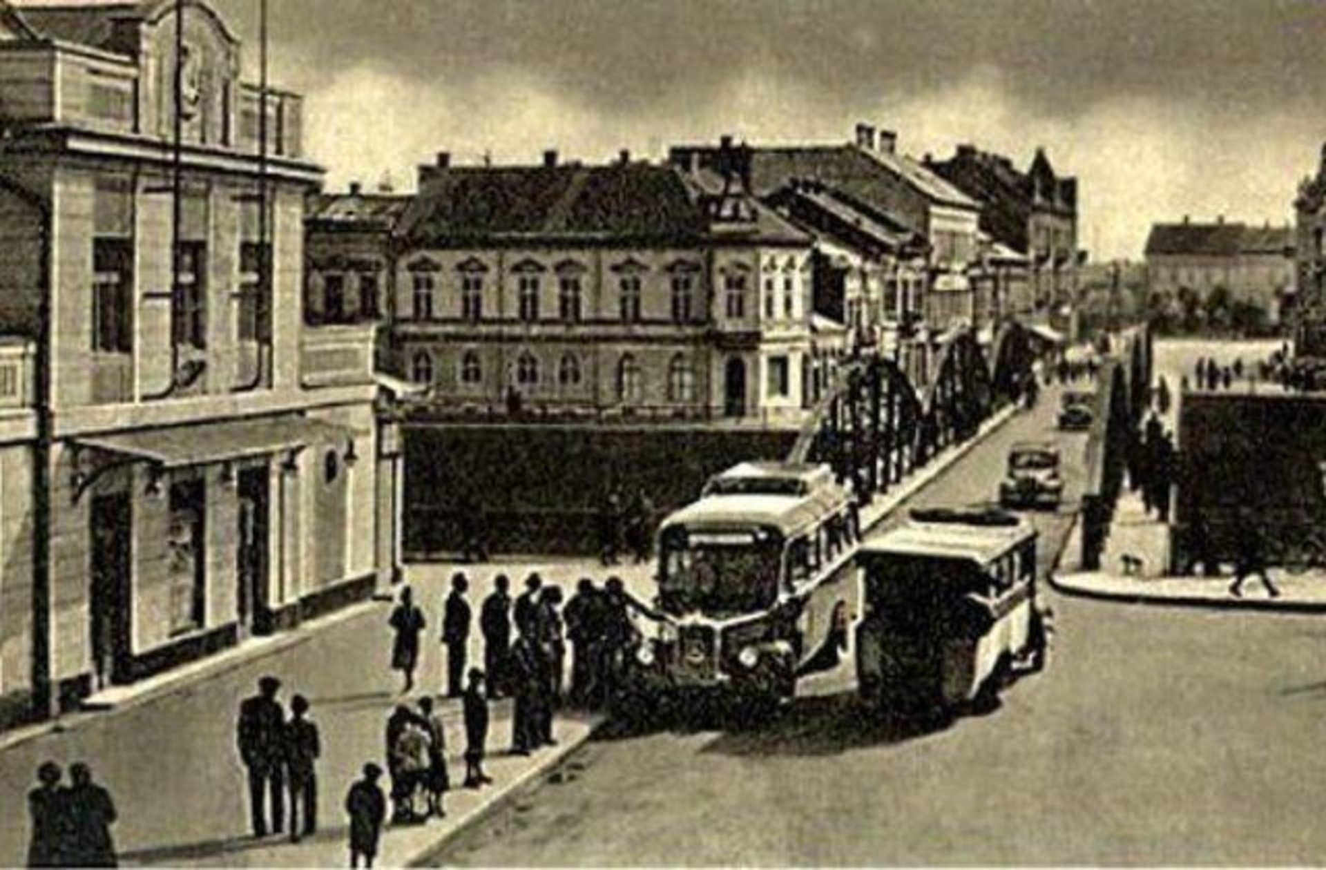 Автобуси на міській вулиці. Історичне фото. Точне місце та дата зйомки потребують підтвердження. Знімок використано як ілюстрацію розвитку автобусного транспорту.
