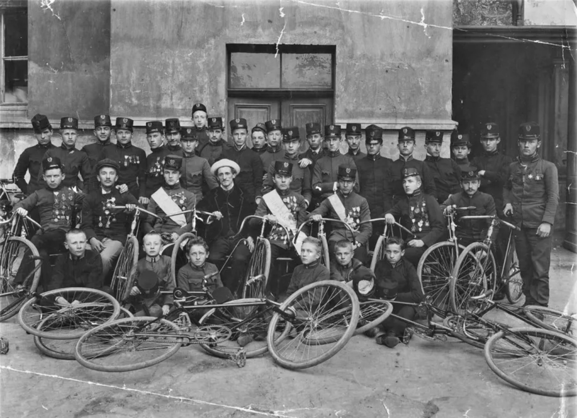 Члени клубу велосипедистів у 1907 році. Посередині – Рудольф Вацек, фот. PIC_1-N-2736, NAC