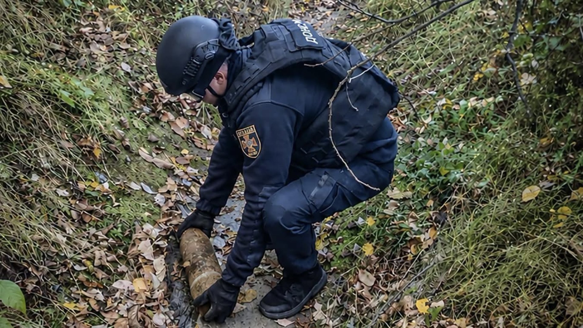 На Мукачівщині жінка знайшла у канаві снаряд часів Другої світової війни (ФОТО)