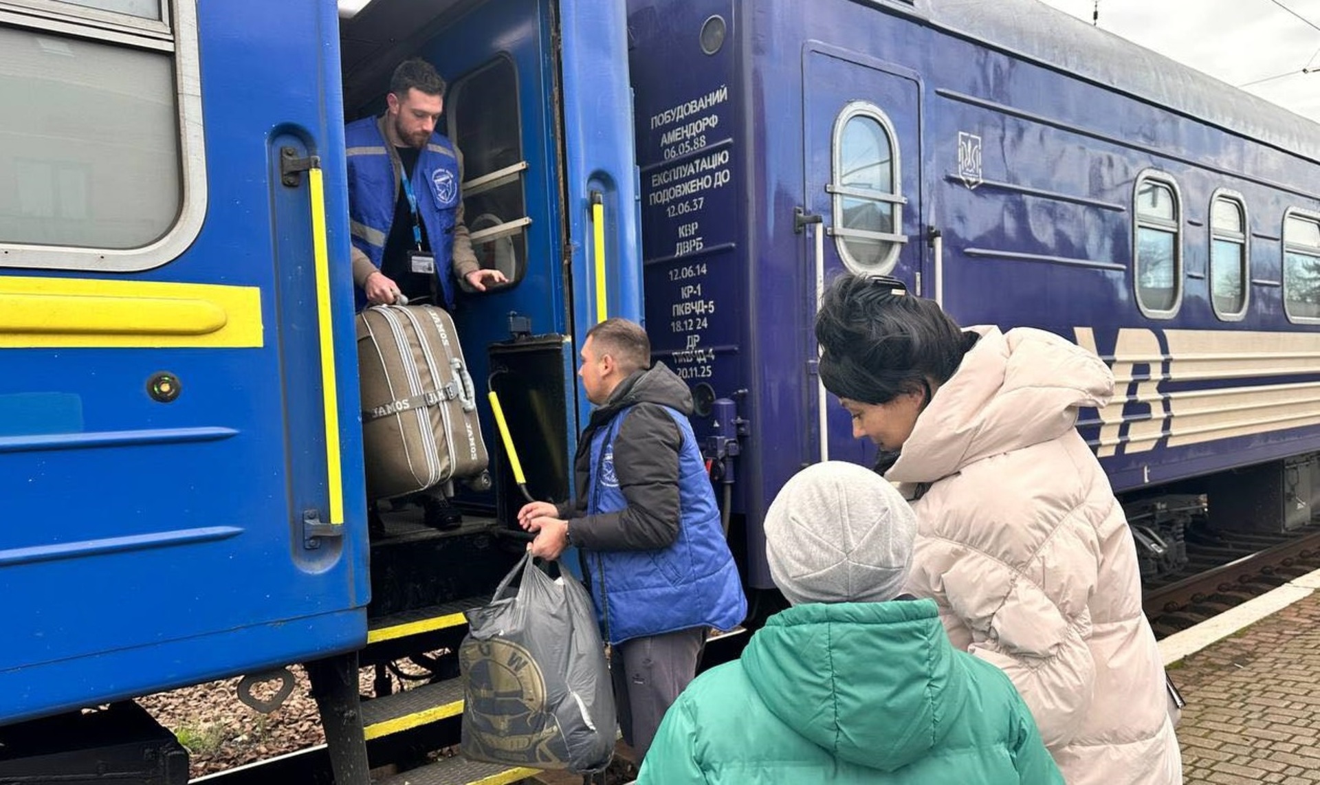У Мукачеві зустріли поїзд із переселенцями, які прибули з прифронтових територій (ФОТО)