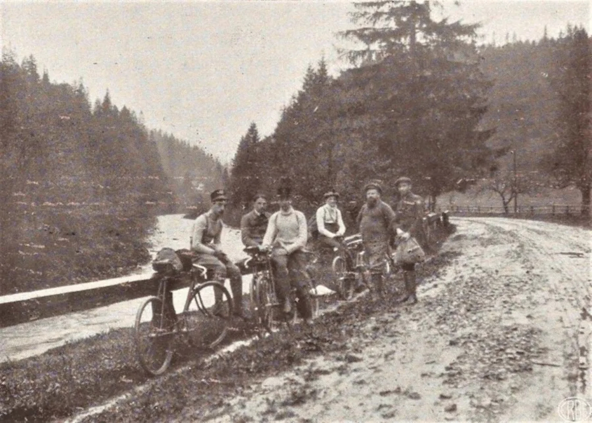 Веломандрівники у долині річки Опір, 1912 рік, фот. W?drowiec pismo illustrowane po?wi?cone turystyce i sportowi w kraju i zagranic?, 1912