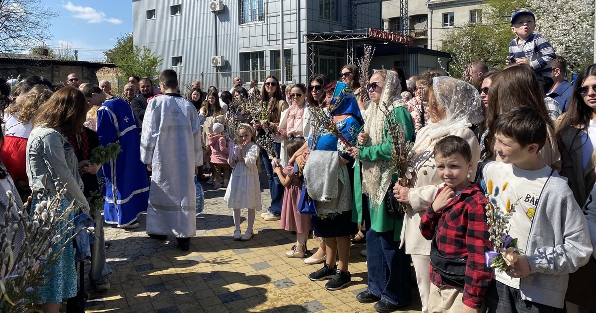 Вербна неділя в Мукачеві: віряни зібралися на богослужіння та освячення гілок (ФОТО)