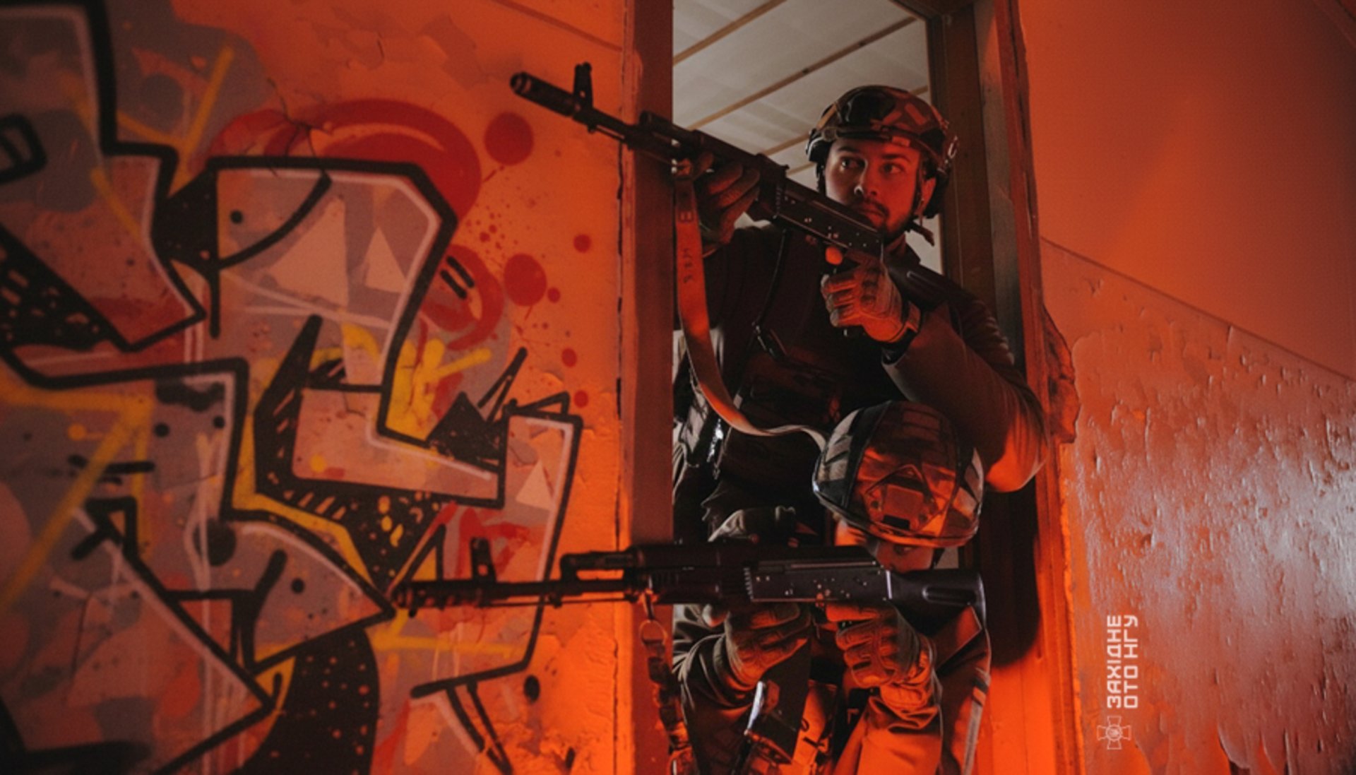 Закарпатські гвардійці показали, як відпрацьовують штурм та зачистку будівлі