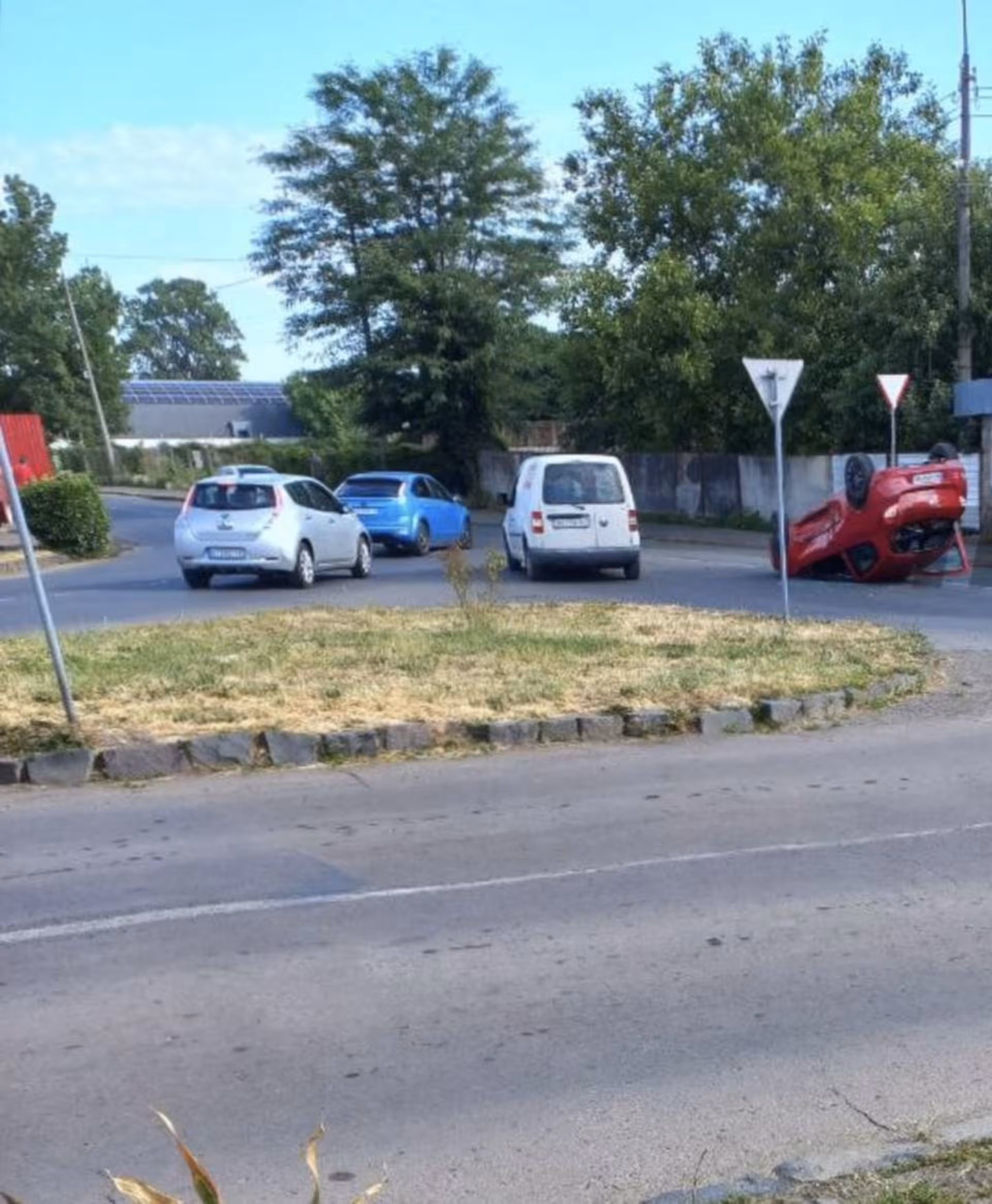 В Ужгороді на перехресті автівка перекинулася на дах (ФОТО)