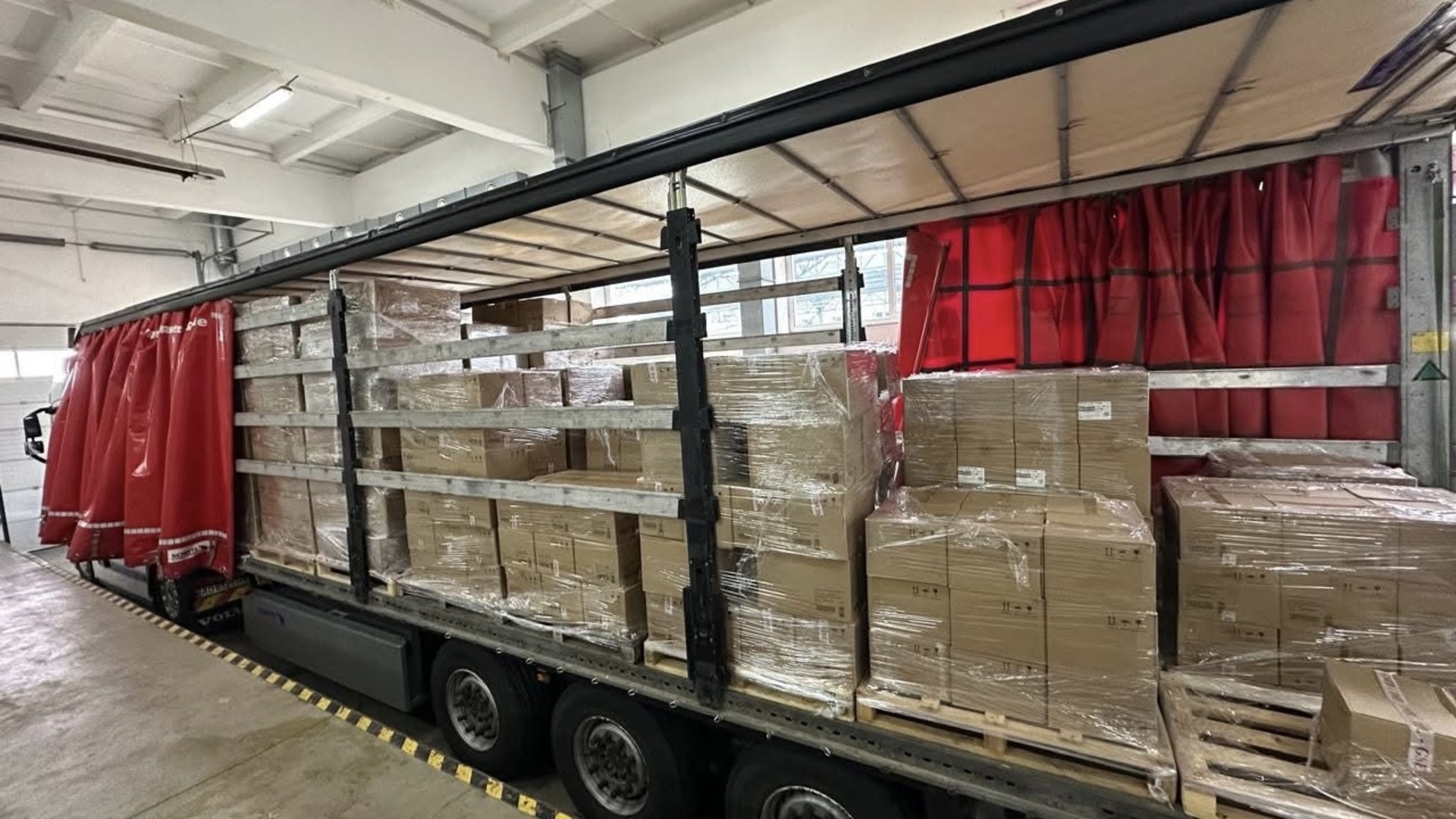 На кордоні з Словаччиною у вантажівці виявили партію посуду та техніки на 1,5 млн гривень (ФОТО)