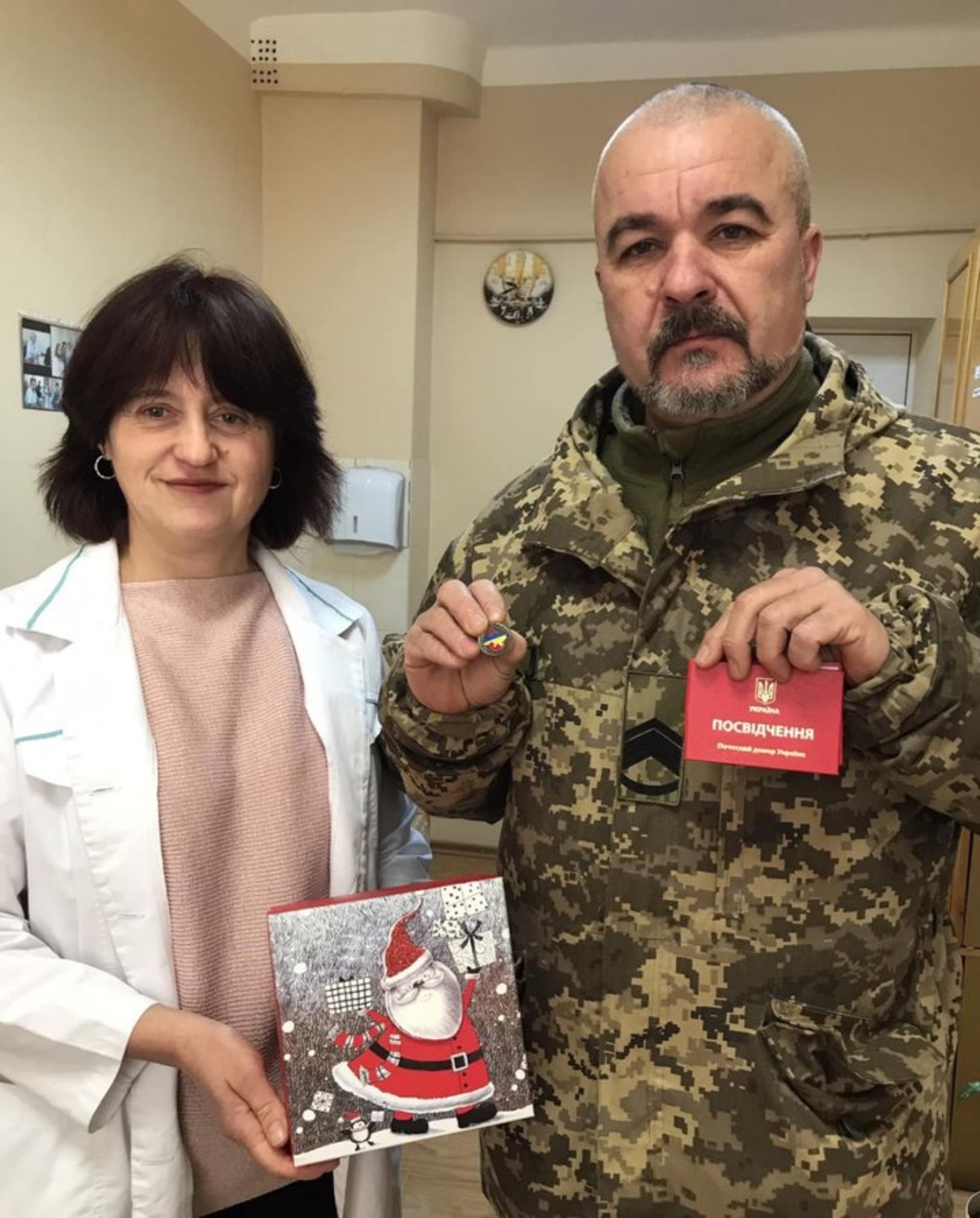 Олексій Пацюк отримує посвідчення почеснго донора України. Фото з особистого архіву Олексія Пацюка