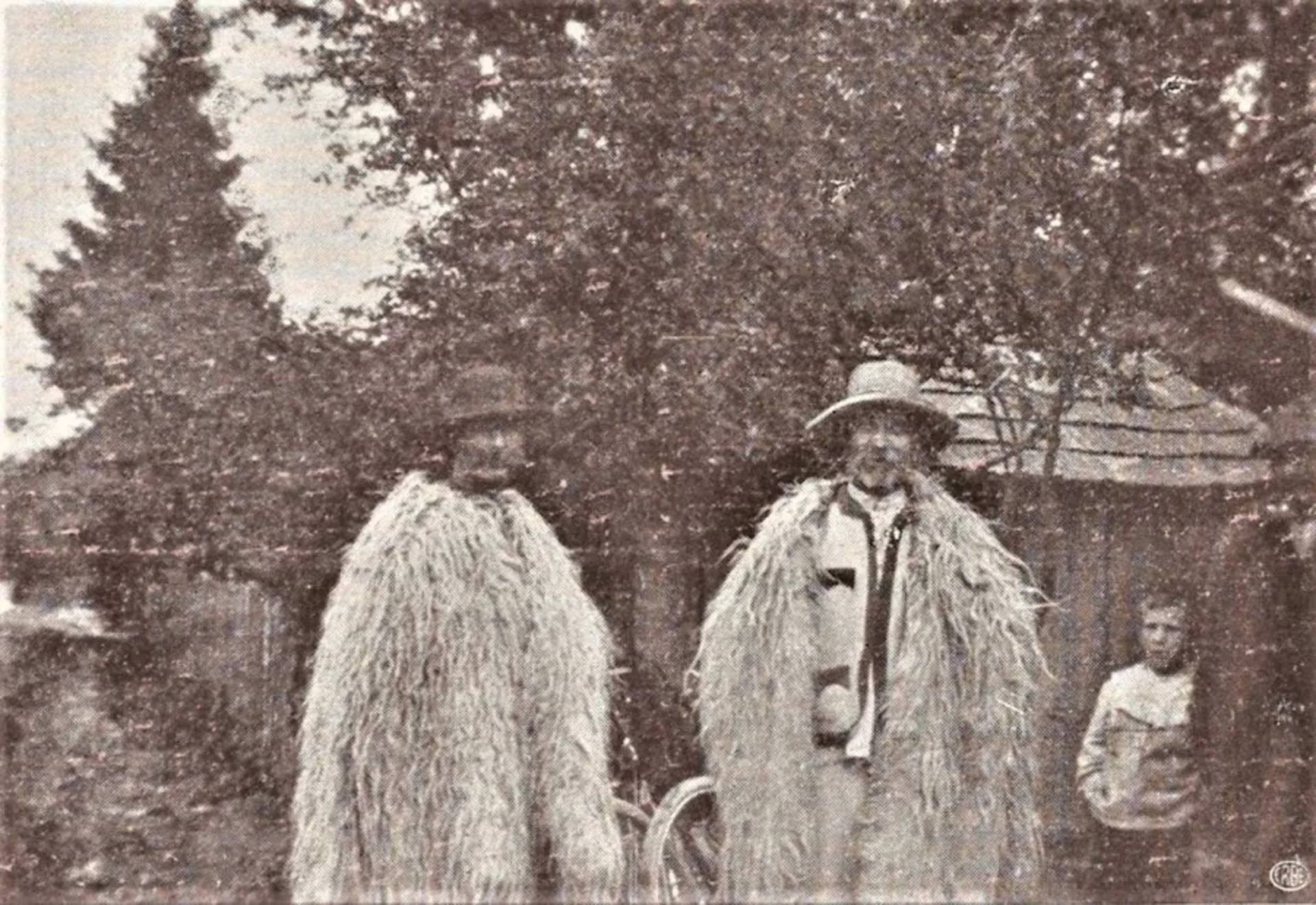 Місцеве населення у Верецьках (Нижніх Воротах). Фото Рудольфа Вацека, 1912 рік.