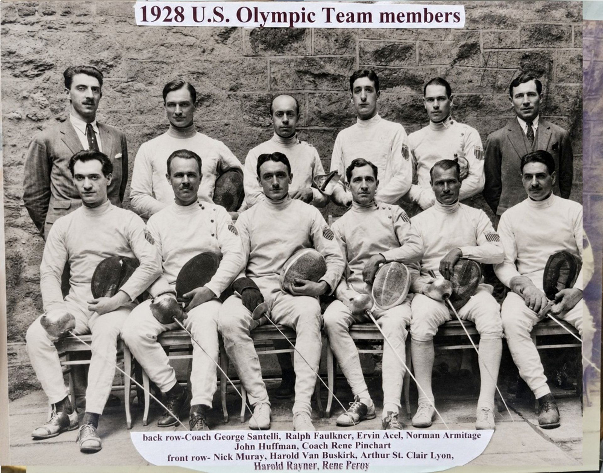 Збірна США з фехтування під час Ігор IX Олімпіади в Амстердамі, 1928 рік. Стоять (зліва направо): тренер Джорджо Сантеллі, Ральф Фолкнер, Ервін Ацел, Норман Армітедж, Джон Гаффман, тренер Рене Піншар. Сидять (зліва направо): Нік Мурей (Міклош Мандль), Гарольд ван Бускірк, Джордж Калнан, Артур Сент-Клер Лайон, Гарольд Рейнер, Рене Перуа. Композиція фотографії дозволяє припустити, що її зроблено після завершення олімпійського турніру: у центрі першого ряду розміщений Джордж Калнан — єдиний американський фехтувальник, який виборов медаль на Іграх IX Олімпіади (бронзова медаль в особистій першості шпажистів). Фото з колекції Andy Shaw (США), історика американського фехтування (U.S. Fencing Historian).
